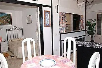 Mediterraneo Apts מלון *