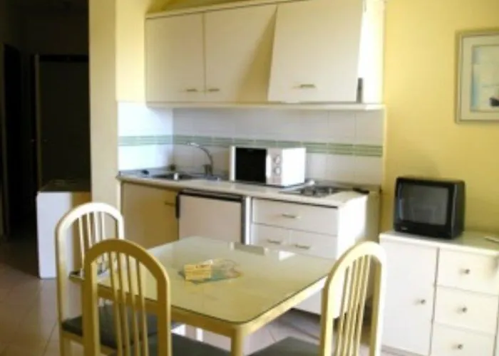 Mediterraneo Apts מלון *