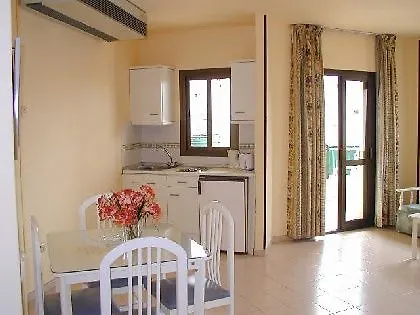 Mediterraneo Apts מלון *